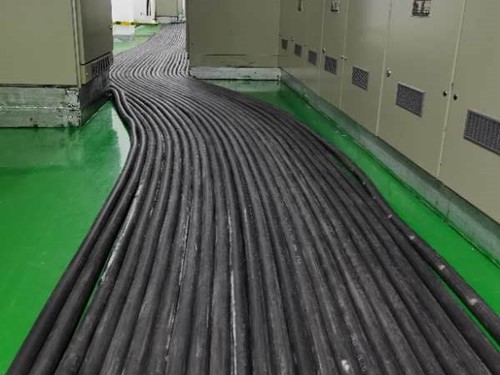 荔波如何根据理论计算公式计算温度对特定电压测量结果的影响？