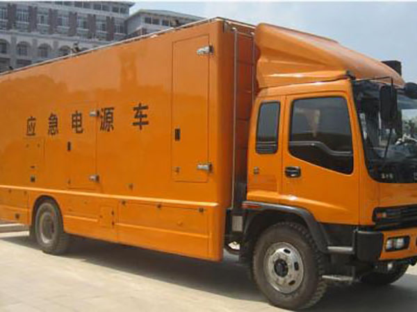 荔波冬季柴油发电机启动前，如何检查燃油系统中的积水？